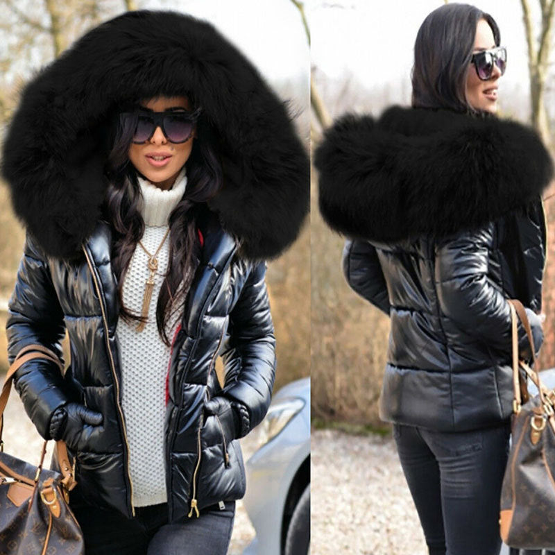 Veste Charlette à capuche pour femme, coupe élégante et protection ajustable adaptée à l'automne.
