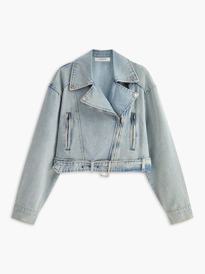 Cette veste en jean courte au style motard est parfaite pour l'hiver. Avec sa coupe moderne et sa taille ajustée, elle allie confort et tendance. Les détails zippés et la ceinture ajoutent une touche de style, idéale pour vos looks décontractés mais chics.