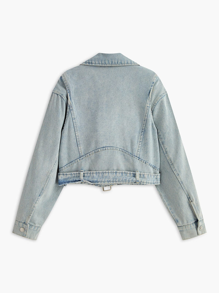 Vue arrière de cette veste en jean courte au style motard. Avec sa coupe ajustée et ses détails soignés, tels que la ceinture à la taille et les coutures distinctives, elle est idéale pour une tenue tendance et confortable lors de la saison hivernale."