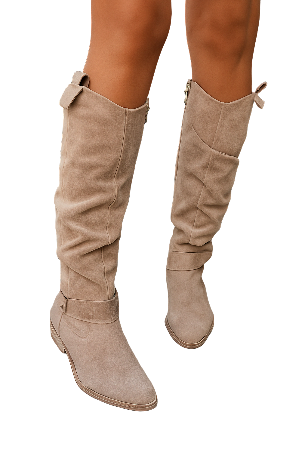 Bottes montantes en daim beige portées par une femme, photographiées en gros plan sur des marches en pierre. Le modèle présente une tige souple légèrement plissée, une bride décorative au niveau de la cheville et une silhouette moderne au style épuré.