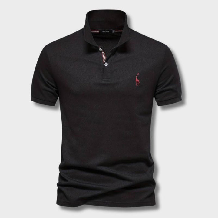 Un polo noir élégant avec un petit logo de girafe rouge sur la poitrine. Ce modèle raffiné possède un col classique avec des boutons contrastés et des détails stylisés, parfait pour un look décontracté et moderne.