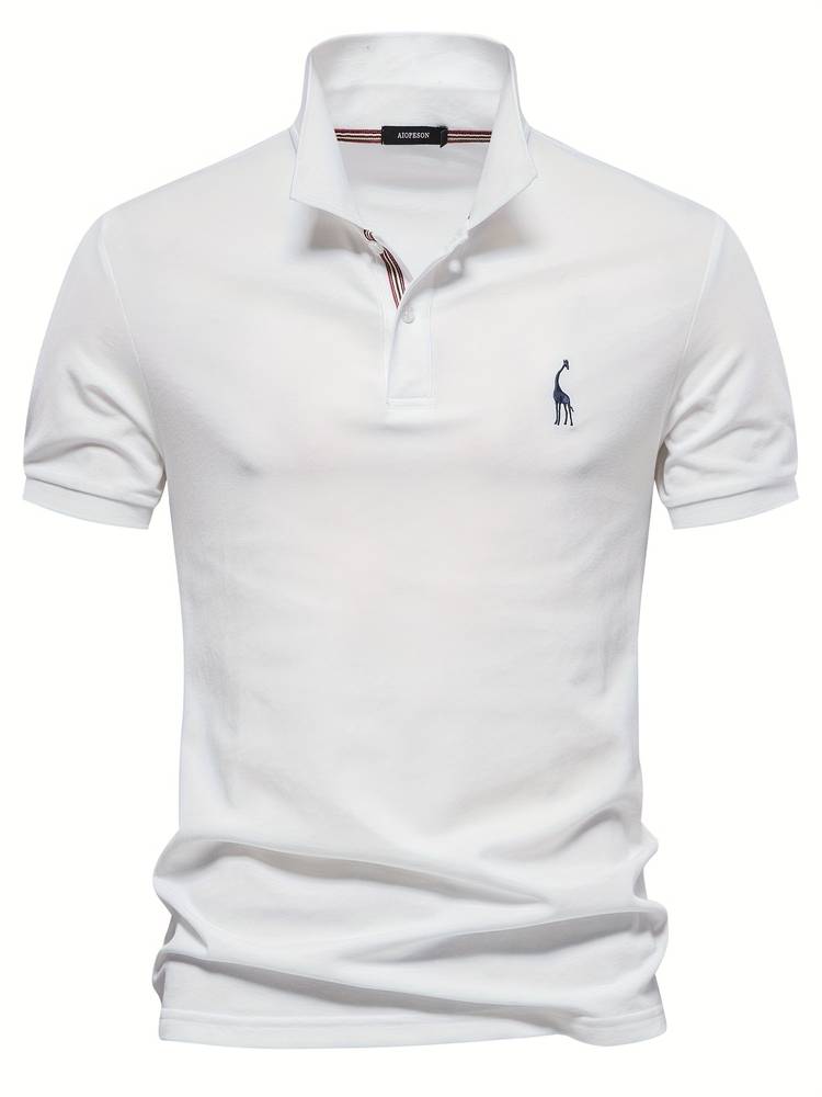 Un polo blanc élégant avec un logo de girafe brodé sur la poitrine. Le col classique avec des rayures discrètes et les boutons contrastés ajoutent une touche moderne et stylée, parfait pour un look décontracté et raffiné.