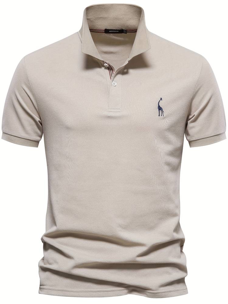 Un polo beige avec un logo de girafe brodé sur la poitrine. Ce modèle au col classique, orné de rayures discrètes à l'intérieur, offre un look à la fois élégant et décontracté, parfait pour un style moderne.