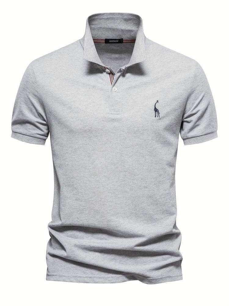Un polo gris clair avec un logo de girafe brodé sur la poitrine. Ce modèle classique et élégant possède un col avec des rayures discrètes et des boutons contrastés, idéal pour un look moderne et décontracté.