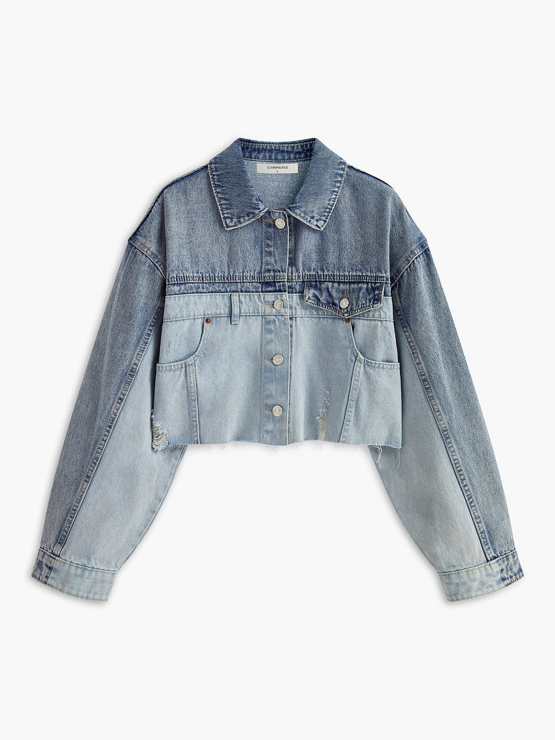 Veste en jean courte pour femme au style moderne, avec un dégradé de couleurs allant du bleu clair au bleu foncé. Sa coupe courte et ses détails effilochés sur les poches et l'ourlet lui donnent une allure tendance et décontractée. Idéale pour un look casual chic, cette veste s'associe parfaitement avec un jean ou une jupe pour un style jeune et dynamique.