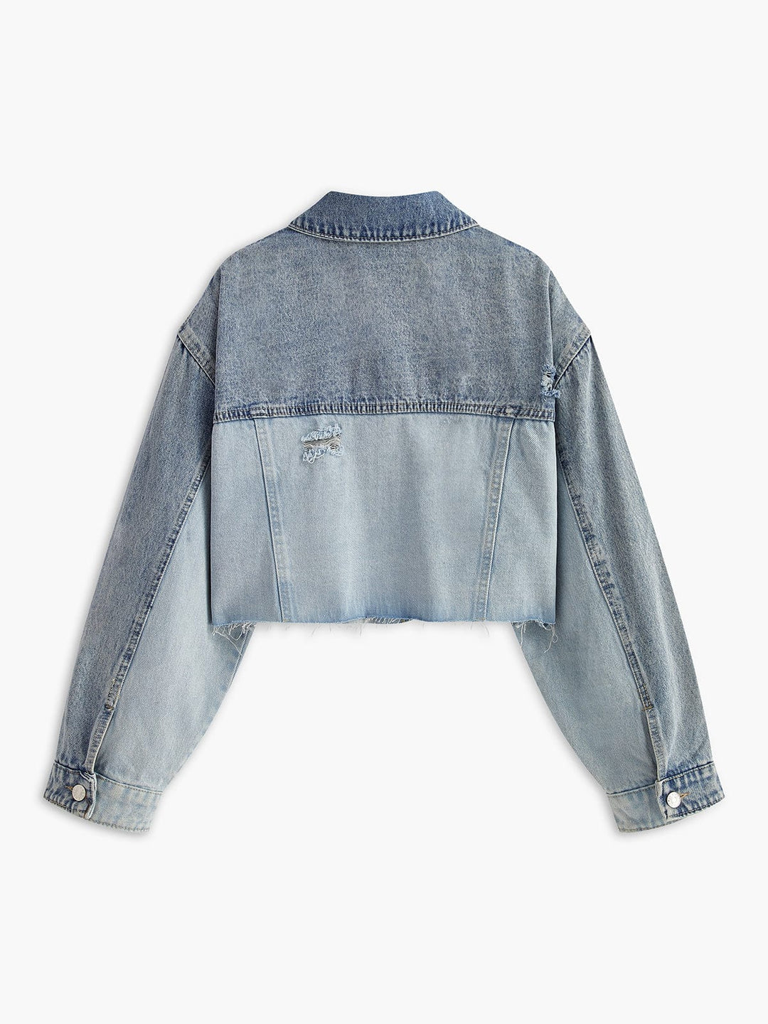 Vue arrière de la veste en jean courte pour femme Clementine, avec un dégradé de bleu clair à bleu foncé. La coupe courte et les détails effilochés au bas de la veste ajoutent une touche moderne et décontractée. Ce modèle minimaliste et tendance est idéal pour un look casual chic, facile à associer avec divers styles de vêtements.