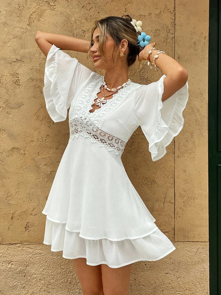 Robe d'été bohème Colette pour femme, avec dentelle et volants, moderne et raffinée. Cette robe blanche à manches volantées, avec son décolleté orné de dentelle et ses volants élégants, crée un look féminin et décontracté. Parfaite pour les journées ensoleillées, elle allie confort et style bohème chic.