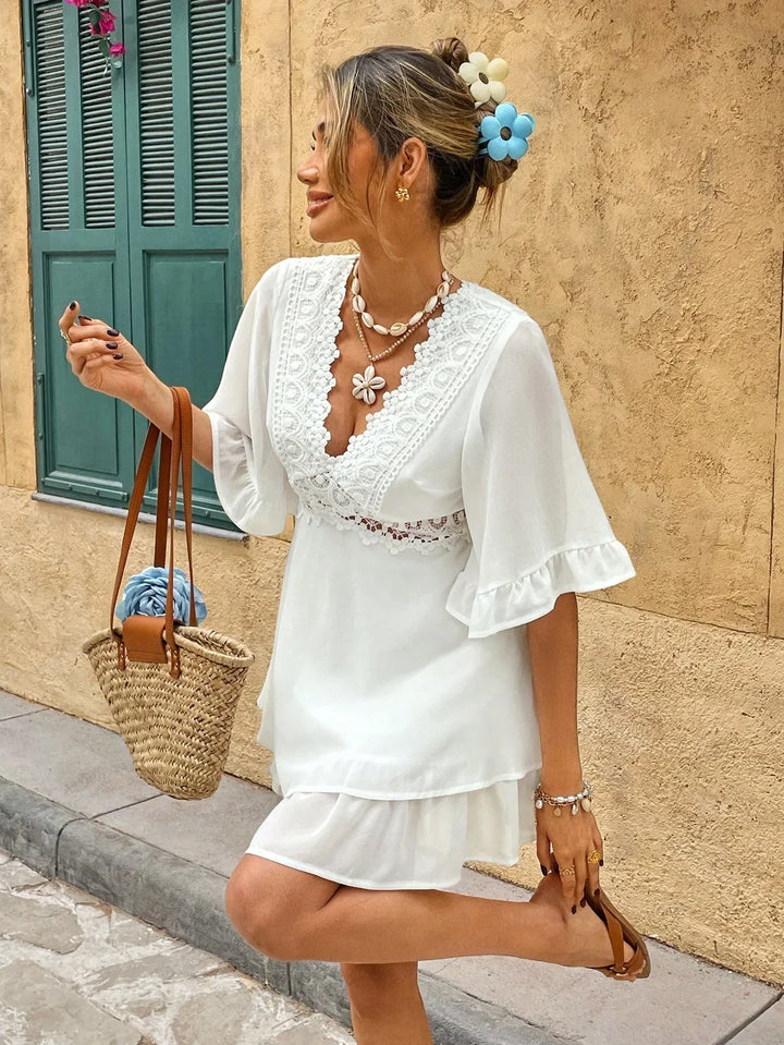 Robe d'été bohème Colette pour femme, avec dentelle et volants, moderne et tendance. Cette robe blanche légère, avec ses manches volantées et son décolleté orné de dentelle, est idéale pour un look décontracté et élégant. Parfaite pour les journées estivales, elle allie féminité et confort dans un style bohème chic.