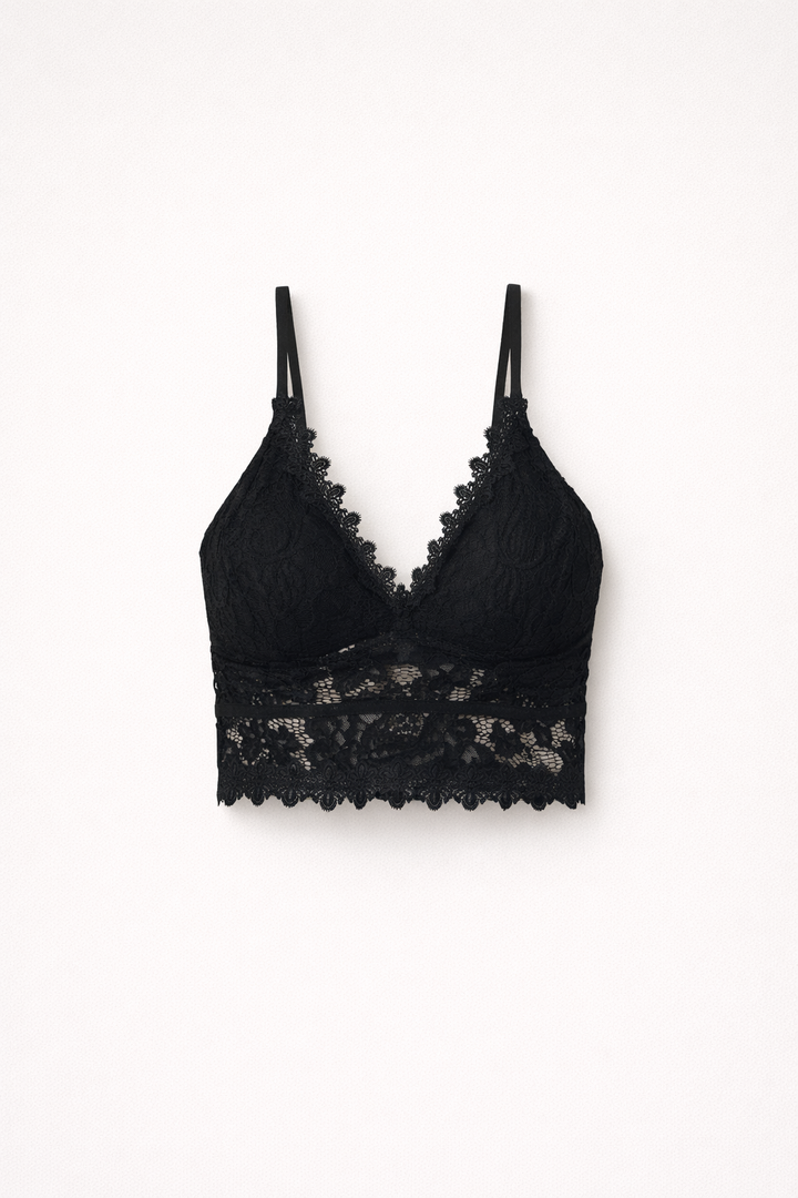 Top court en dentelle pour femme noir, à fines bretelles avec décolleté en V et motifs floraux délicats, coupe ajustée et style tendance et élégant.