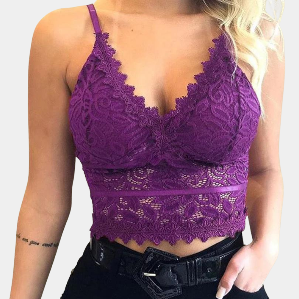 Top court en dentelle pour femme couleur violet, à fines bretelles avec décolleté en V et motifs floraux délicats, coupe ajustée et style tendance et féminin.