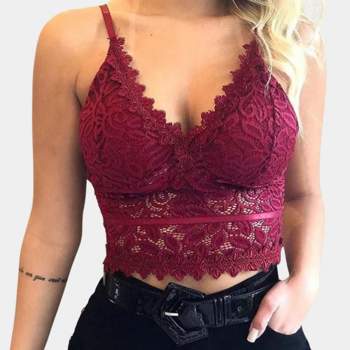 Top court en dentelle pour femme couleur rouge bordeaux, à fines bretelles avec décolleté en V et motifs floraux, coupe ajustée et style tendance et séduisant.