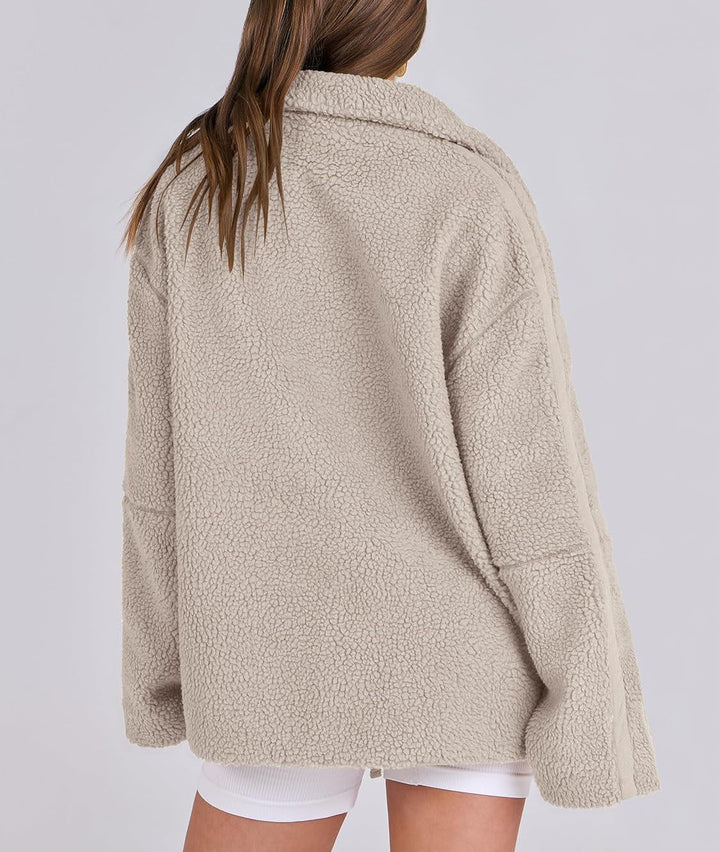 Veste en tissu peluche beige clair pour femme, vue de dos. Modèle doux et chaud à la texture duveteuse, avec une coupe oversize et un col montant. Son design simple et moderne apporte un style décontracté et élégant, parfait pour la saison automne-hiver.