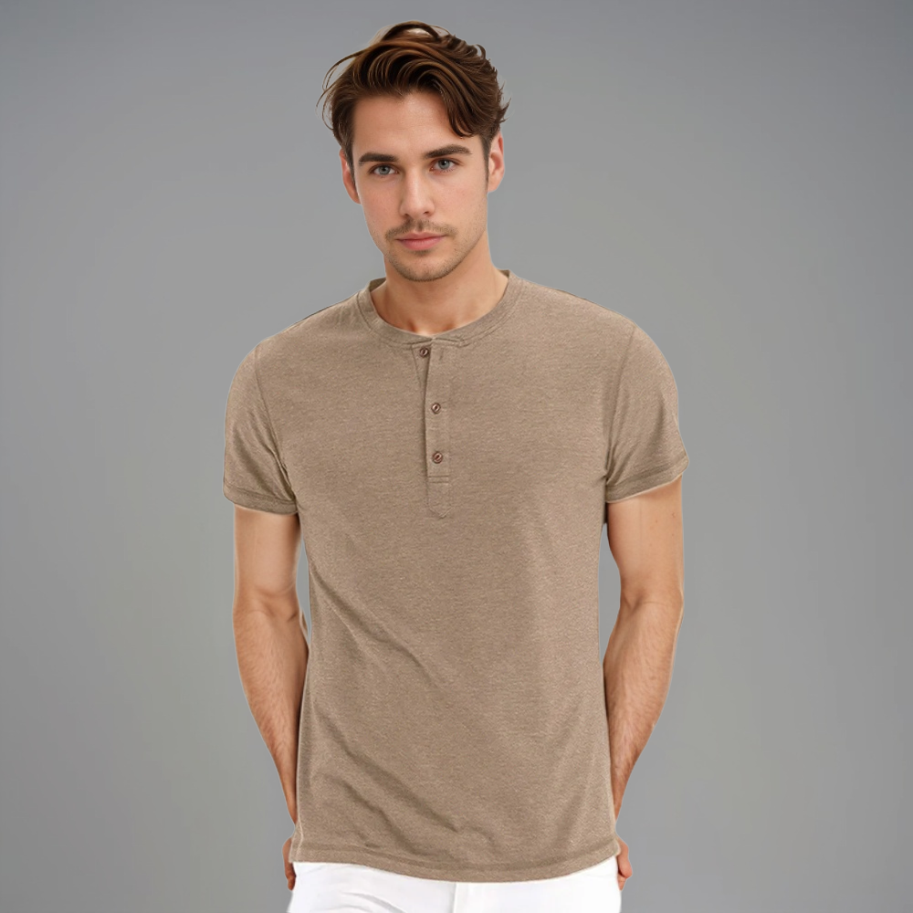 Polo homme beige à manches courtes, avec un col henley et des boutons contrastés, offrant un look décontracté et moderne. Ce modèle à la coupe ajustée est parfait pour une tenue élégante et confortable, idéale pour les journées estivales ou les occasions informelles.