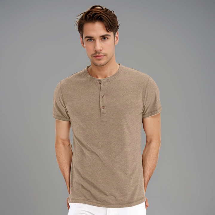 Polo homme beige à manches courtes, avec un col henley et des boutons contrastés, offrant un look décontracté et moderne. Ce modèle à la coupe ajustée est parfait pour une tenue élégante et confortable, idéale pour les journées estivales ou les occasions informelles.
