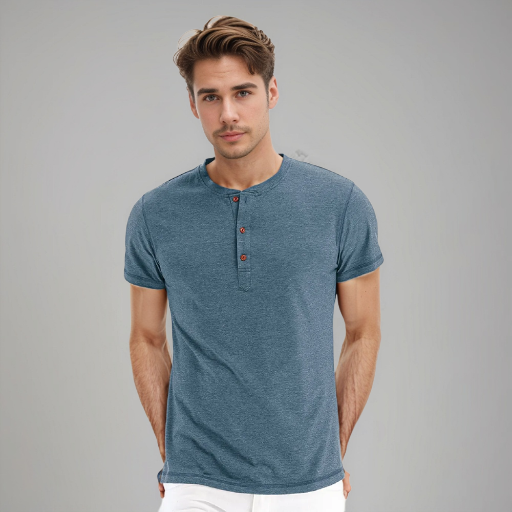 Polo homme bleu à manches courtes, avec un col henley et des boutons contrastés qui ajoutent une touche élégante et moderne au design. Ce modèle à la coupe ajustée est parfait pour un look décontracté et soigné, idéal pour les journées estivales ou pour une tenue informelle stylée.