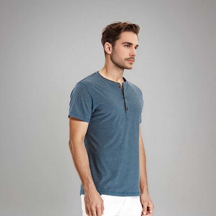 Vue de profil du polo homme bleu, mettant en avant le col henley avec des boutons contrastés et la coupe ajustée du modèle. Ce polo à manches courtes offre un style moderne et décontracté, parfait pour une tenue élégante et confortable au quotidien.