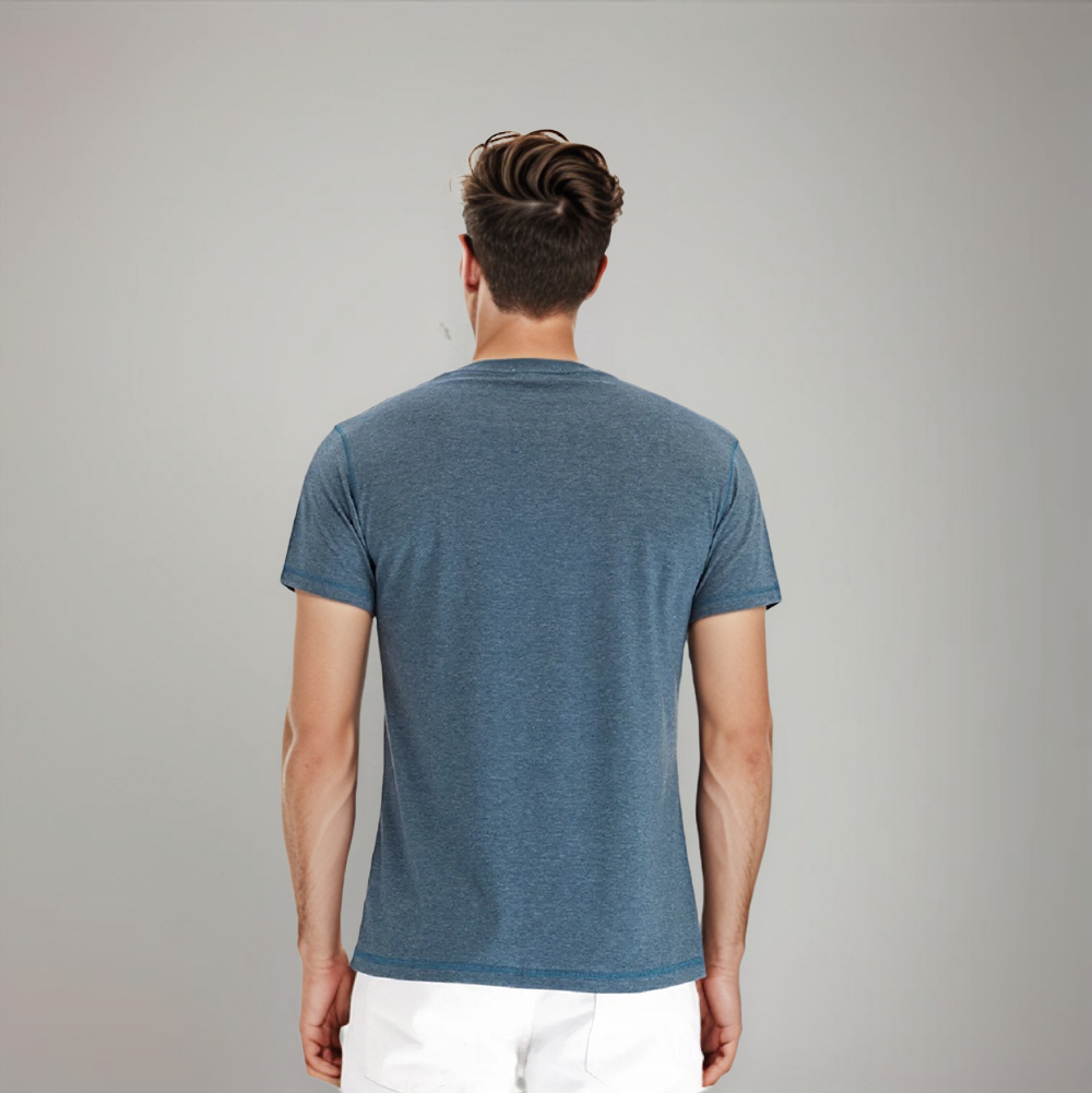 Vue arrière du polo homme bleu, mettant en avant la coupe simple et élégante du modèle. Ce polo à manches courtes, avec son col henley et ses boutons contrastés, offre un style moderne et décontracté. Parfait pour une tenue estivale ou un look informel tout en restant élégant.