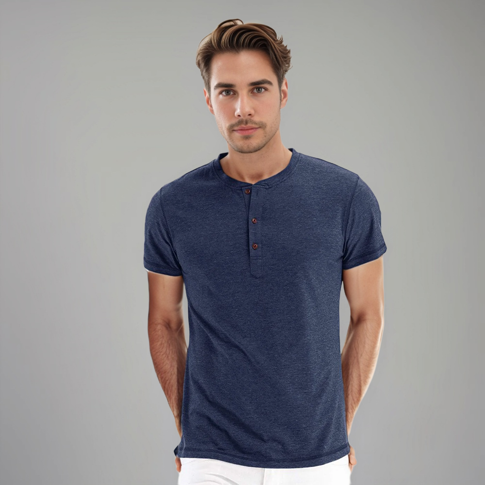 Polo homme bleu marine à manches courtes, avec un col henley et des boutons contrastés qui apportent une touche moderne et originale. Ce modèle à la coupe ajustée est parfait pour un look décontracté et élégant, idéal pour les journées estivales ou pour une tenue informelle stylée.