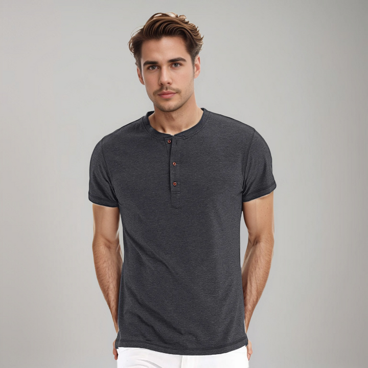Polo homme gris foncé à manches courtes, avec un col henley et des boutons contrastés qui ajoutent une touche originale au design. Ce modèle à la coupe ajustée offre un look moderne et décontracté, idéal pour un style casual chic. Parfait pour les journées estivales ou pour une tenue informelle élégante.