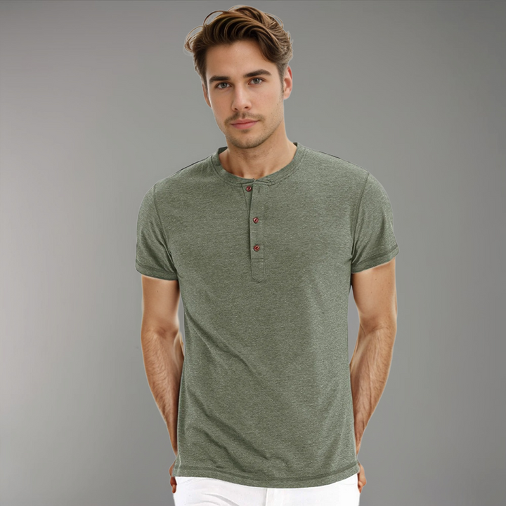 Polo homme vert à manches courtes, avec un col henley à boutons contrastés pour un look à la fois décontracté et moderne. Ce modèle épuré et élégant offre une coupe ajustée, idéale pour un style informel mais soigné. Parfait pour une tenue confortable et tendance.