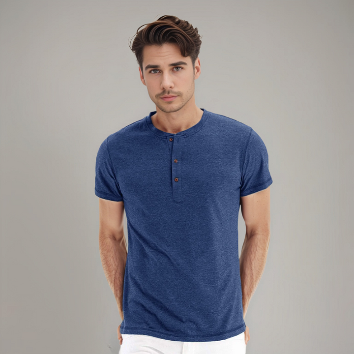 Polo homme bleu à manches courtes, au design moderne avec un col henley à boutons en bois pour une touche d'originalité. Ce modèle simple et élégant offre une coupe ajustée idéale pour un look décontracté et stylé, parfait pour les journées ensoleillées ou les occasions informelles.