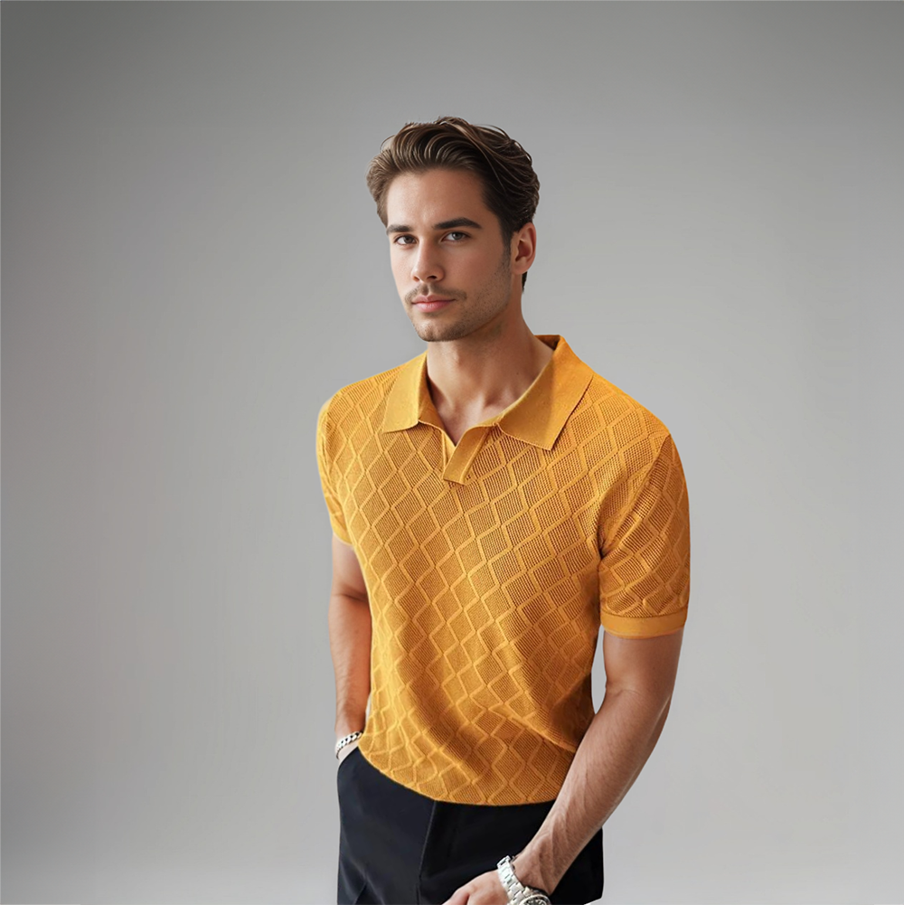 Homme portant un polo tricoté moderne de couleur jaune, avec un motif en losanges, un col à revers élégant et des manches courtes. Un choix parfait pour un look à la fois stylé et confortable.