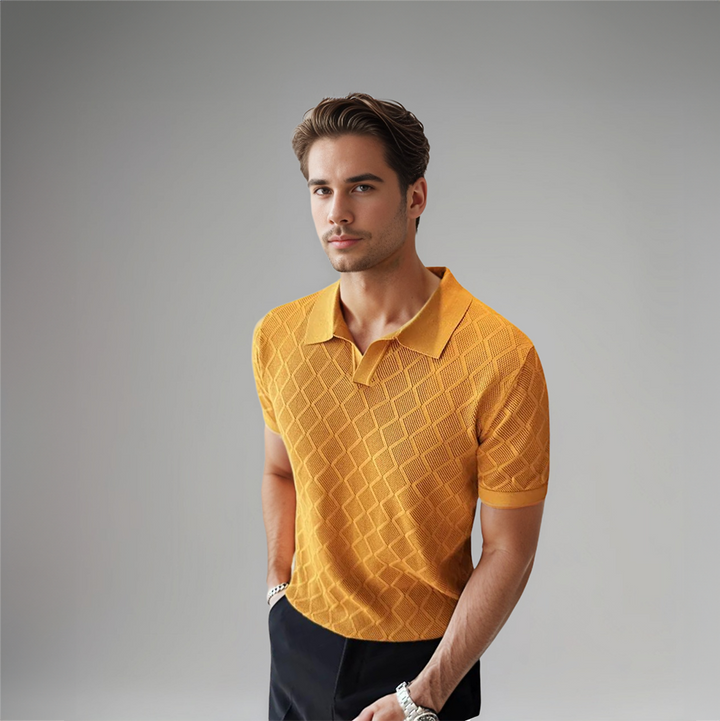 Homme portant un polo tricoté moderne de couleur jaune, avec un motif en losanges, un col à revers élégant et des manches courtes. Un choix parfait pour un look à la fois stylé et confortable.