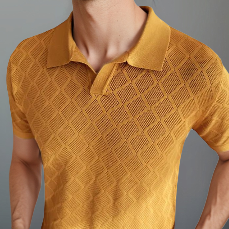 Détail du polo tricoté jaune à motif losange, avec un col à revers élégant. Ce modèle moderne allie confort et style pour une tenue parfaite en toutes occasions.