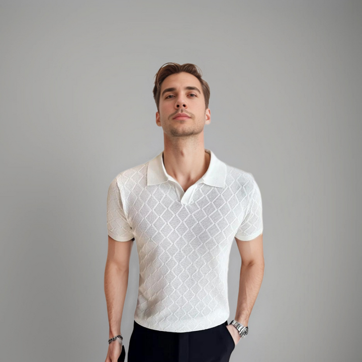 Homme portant un polo tricoté blanc à motif losange, avec un col à revers élégant. Un choix parfait pour une allure moderne et sophistiquée, combinant confort et style.