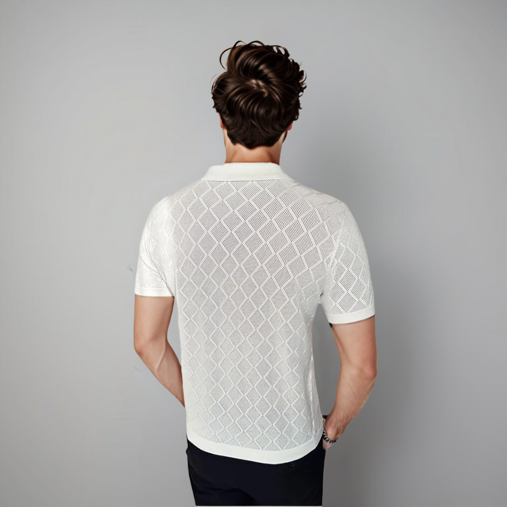 Vue arrière du polo tricoté blanc à motif losange, avec un col à revers élégant. Ce modèle moderne et aéré est parfait pour un look estival raffiné et confortable.