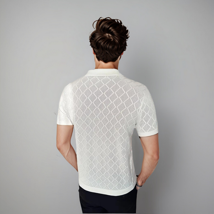 Vue arrière du polo tricoté blanc à motif losange, avec un col à revers élégant. Ce modèle moderne et aéré est parfait pour un look estival raffiné et confortable.