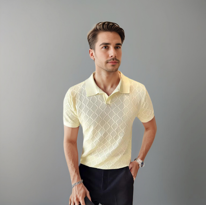 Homme portant un polo tricoté jaune clair à motif losange, avec un col à revers élégant. Ce modèle moderne et raffiné est parfait pour un look estival, alliant confort et style.