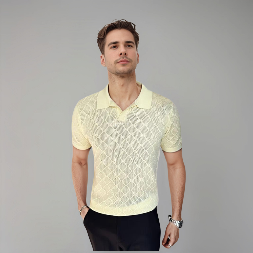 Homme portant un polo tricoté jaune clair à motif losange, avec un col à revers classique et des manches courtes. Ce modèle moderne et élégant est idéal pour un look estival à la fois raffiné et décontracté.