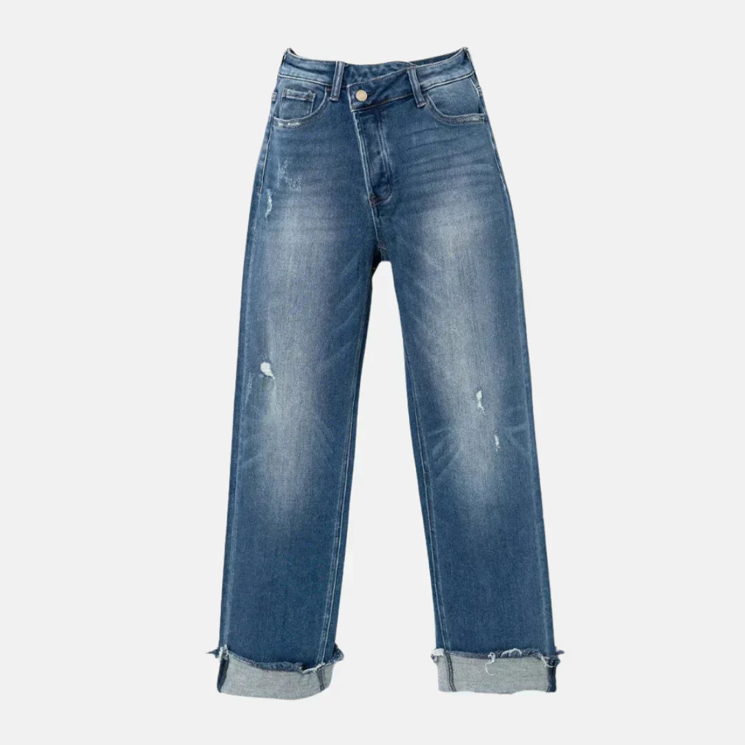 Jeans droit femme Delia moderne en denim bleu délavé, taille haute avec poches avant et finitions légèrement usées, ourlets retroussés, présenté sur fond blanc.
