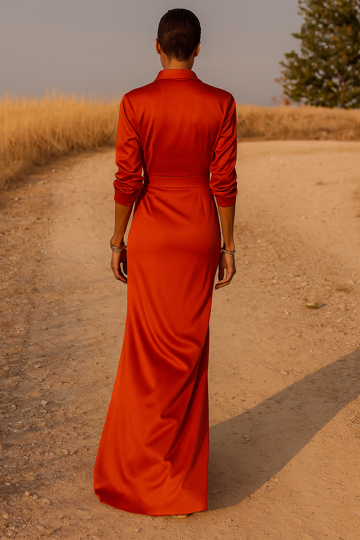 Découvrez la robe longue portefeuille Deloria pour femme, vue de dos, dans un superbe rouge. Cette robe fluide et élégante met en valeur la silhouette avec sa coupe moderne et son tissu doux. Le col chic et la ceinture marquent la taille pour une allure raffinée. Parfaite pour toutes les occasions, elle incarne à la fois confort et élégance.