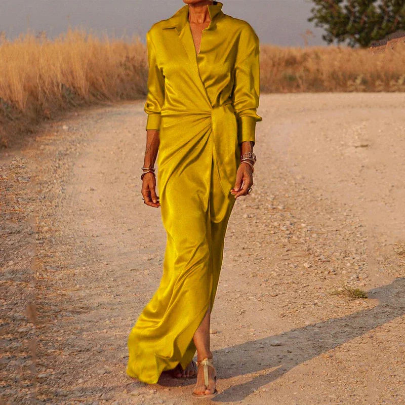 Affirmez votre élégance et votre style avec la robe longue portefeuille Deloria pour femme, d'un jaune éclatant. Sa coupe moderne, sa silhouette fluide et son décolleté sophistiqué mettent en valeur la silhouette féminine. Parfaite en toute occasion, cette robe, confectionnée dans un tissu léger et confortable, est idéale pour un look chic et raffiné, que ce soit pour une soirée spéciale ou une sortie estivale.