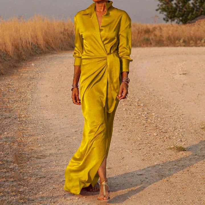 Affirmez votre élégance et votre style avec la robe longue portefeuille Deloria pour femme, d'un jaune éclatant. Sa coupe moderne, sa silhouette fluide et son décolleté sophistiqué mettent en valeur la silhouette féminine. Parfaite en toute occasion, cette robe, confectionnée dans un tissu léger et confortable, est idéale pour un look chic et raffiné, que ce soit pour une soirée spéciale ou une sortie estivale.