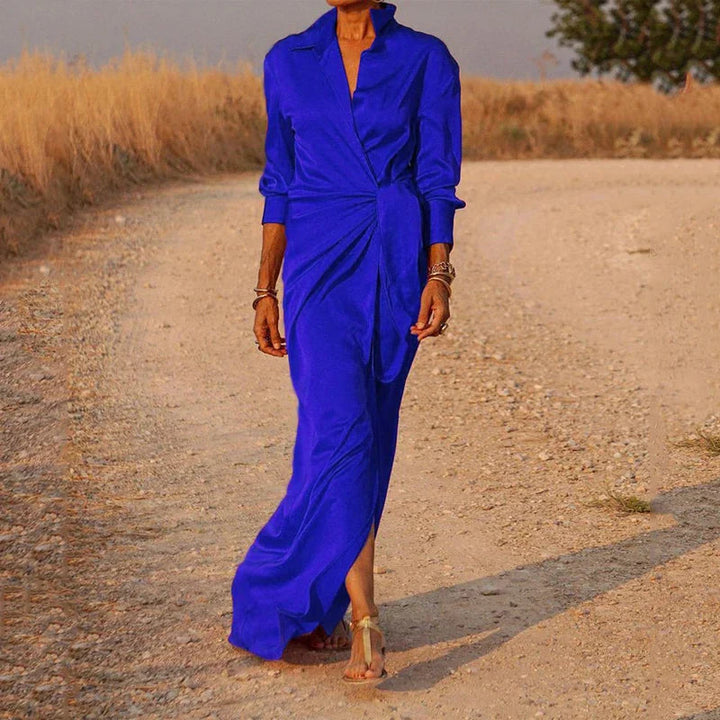 Optez pour la sophistication avec la robe longue portefeuille Deloria pour femme, en bleu royal éclatant. Son design moderne, avec une coupe fluide et un col chic, met en valeur la silhouette féminine avec élégance. Parfaite pour toutes les occasions, cette robe en tissu léger est idéale pour un look raffiné et élégant, qu'il s'agisse d'une soirée ou d'une occasion spéciale.