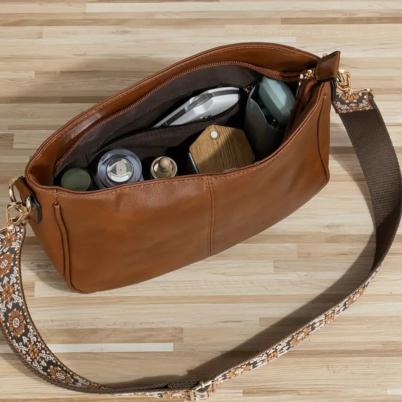 Sac Delvine bandoulière pour femme, design tendance et bandoulière ajustable adapté aux tenues polyvalentes.