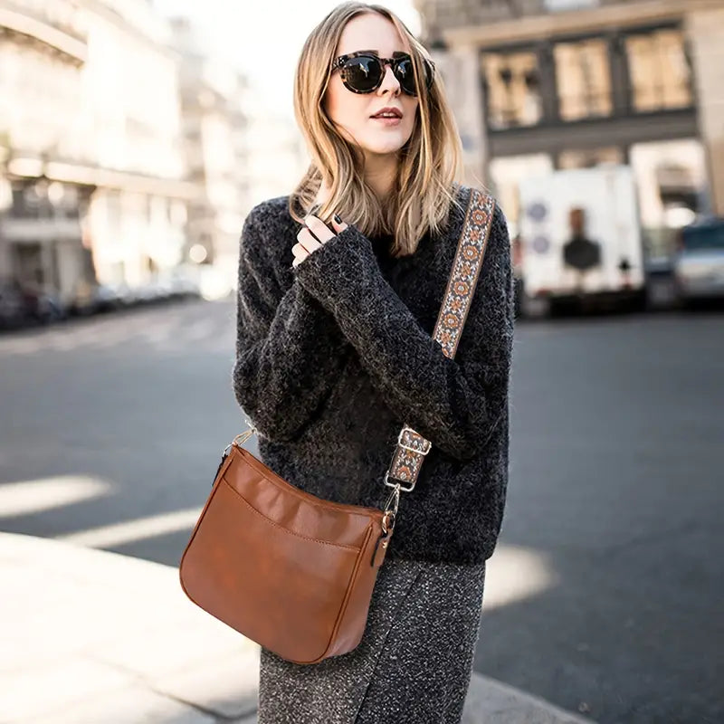 Sac Delvine bandoulière pour femme, design tendance et bandoulière ajustable adapté aux tenues polyvalentes.