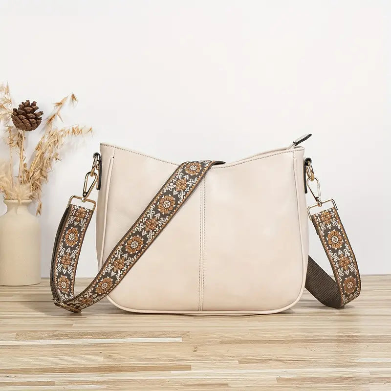 Sac Delvine bandoulière pour femme, design tendance et bandoulière ajustable adapté aux tenues polyvalentes.
