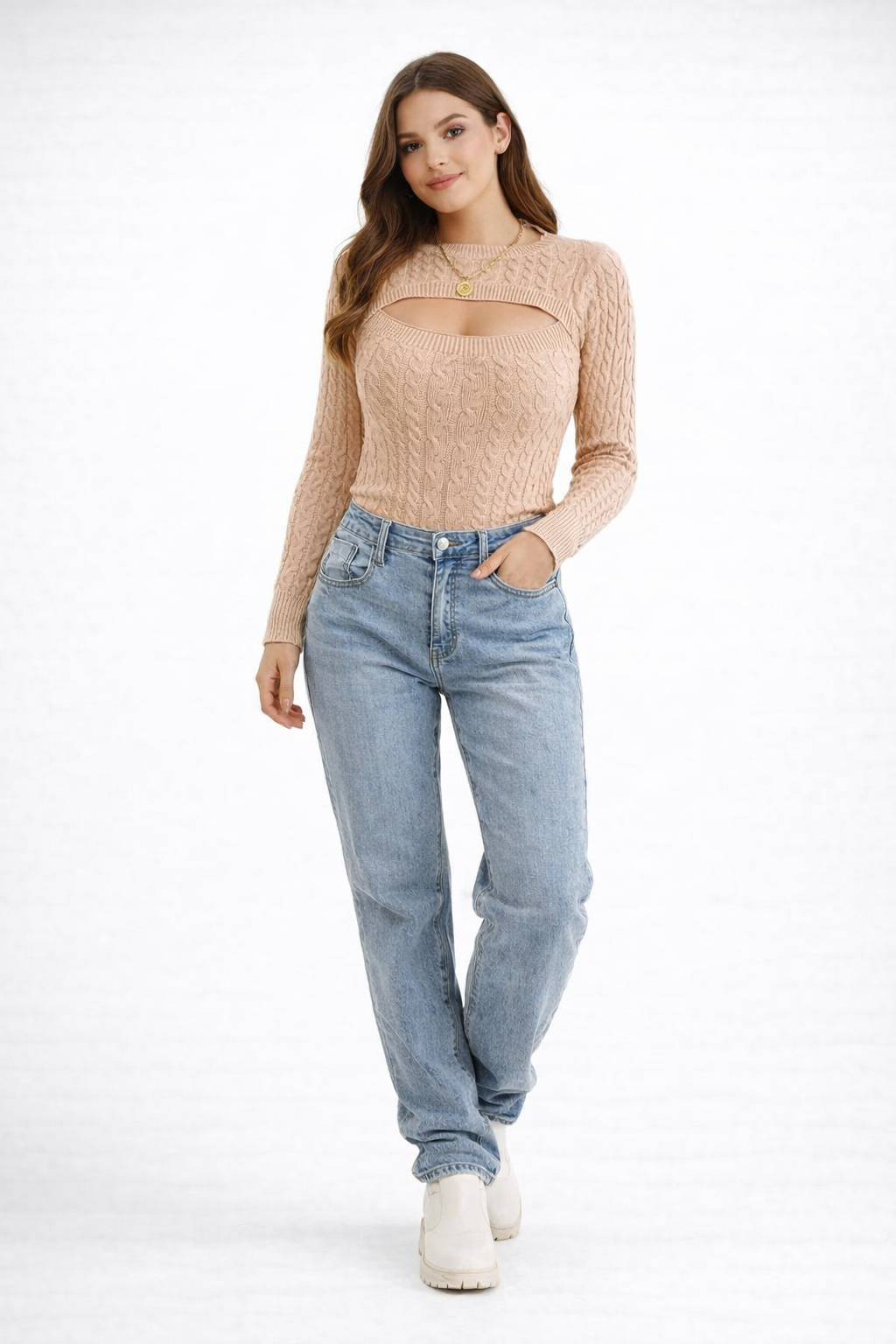 Haut tricoté à manches longues pour femme, couleur Kaki, avec un décolleté découpé moderne et une texture en tricot torsadé. Le modèle est porté avec un jean bleu clair et des bottines blanches, créant un look décontracté et tendance, parfait pour un style chic et casual.