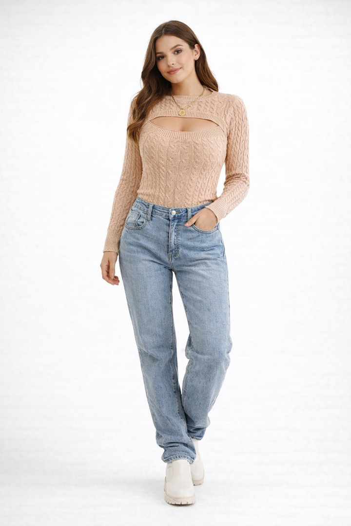 Haut tricoté à manches longues pour femme, couleur Kaki, avec un décolleté découpé moderne et une texture en tricot torsadé. Le modèle est porté avec un jean bleu clair et des bottines blanches, créant un look décontracté et tendance, parfait pour un style chic et casual.