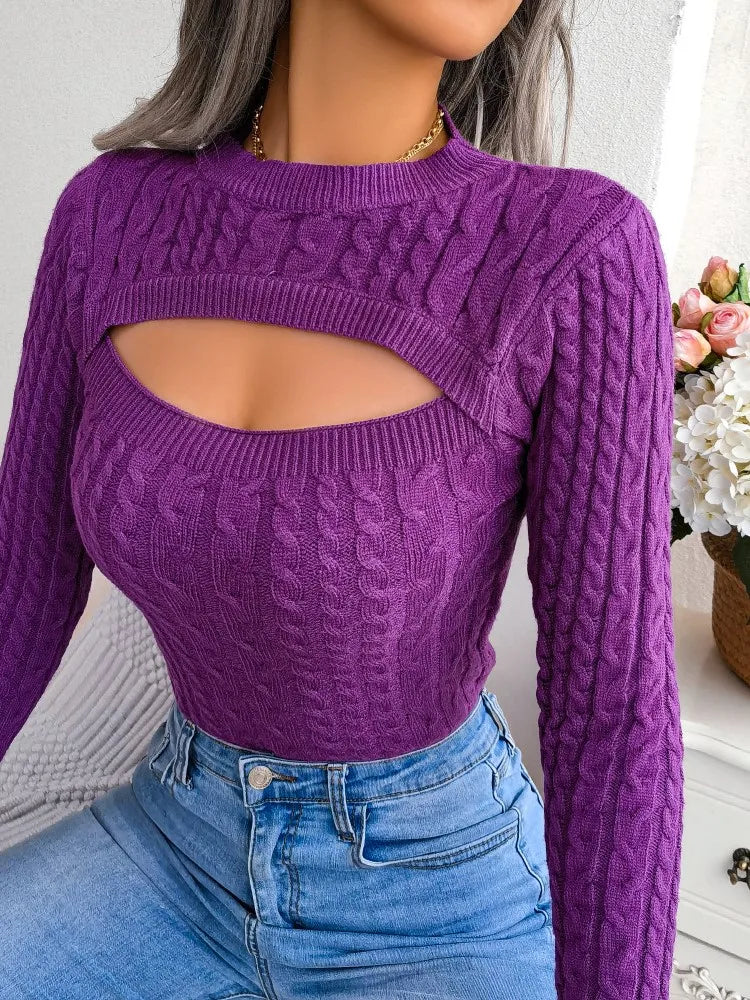 Haut tricoté à manches longues pour femme, de couleur violette, avec un design tendance et un décolleté original découpé. Le modèle présente une texture de tricot en torsades, associé à un jean bleu pour un look moderne et chic.