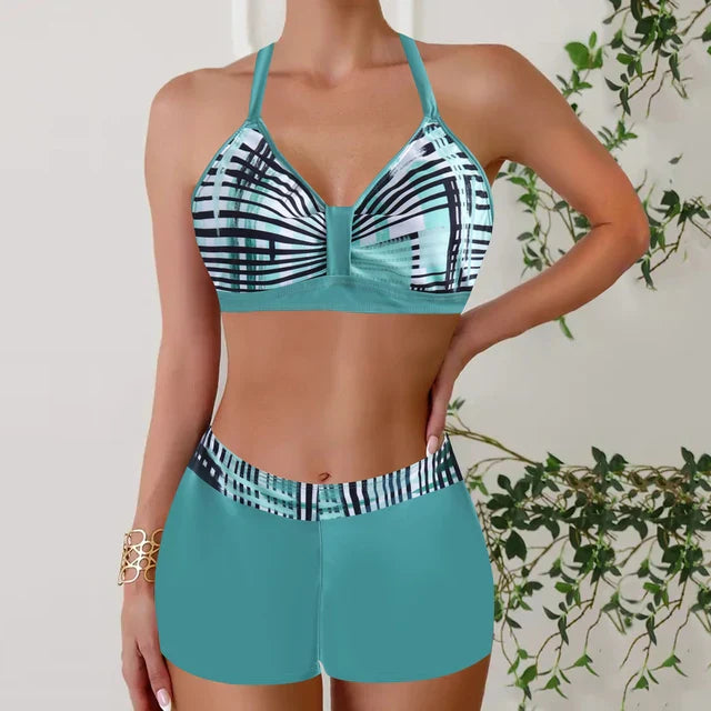 Bikini à motifs géométriques noir et blanc avec un design moderne, composé d'un haut à bretelles et d'un short, parfait pour un look estival chic et décontracté.