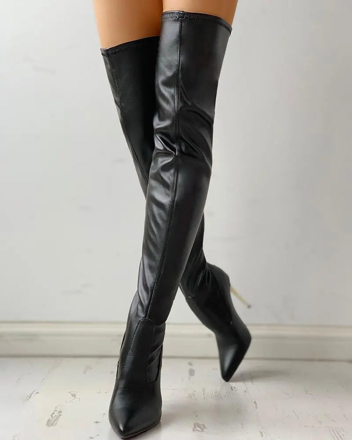 Ces bottes hautes noires en cuir, à talon aigu doré et à la coupe ajustée, présentent un design élégant avec une fermeture éclair latérale. Leur silhouette moderne et raffinée est parfaite pour ajouter une touche de glamour à vos tenues, idéales pour des soirées ou occasions spéciales.