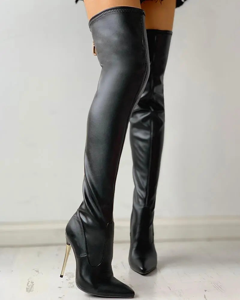 Ces bottes noires élégantes, à talon haut doré et à la coupe parfaitement ajustée, sont dotées d'une fermeture éclair latérale. Leur design sophistiqué et moderne les rend idéales pour compléter vos tenues audacieuses et chics, apportant une touche de glamour à chaque pas.
