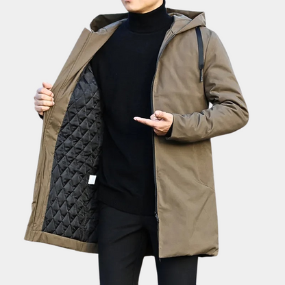 Veste longue "Enzo" pour homme, couleur marron foncé, avec capuche et intérieur matelassé, offrant une chaleur optimale avec une coupe élégante et moderne.