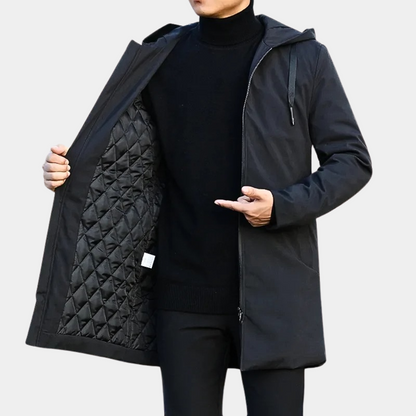 Veste longue "Enzo" pour homme, noire, avec capuche et doublure matelassée chauffante, offrant un style moderne et une protection optimale contre le froid.