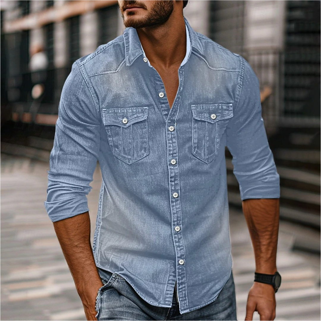 Homme portant la chemise moderne Étienne à manches longues en denim bleu clair, coupe ajustée, boutonnage et deux poches poitrine, style casual urbain.